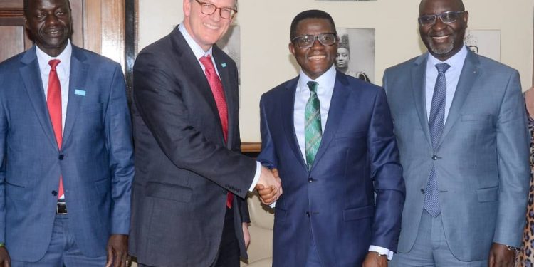  Akulira ekitongole ki Habitat for Humanity munsi yonna akiise Embuga, Katikkiro Mayiga amwebazizza okudduukirira abeetaavu
