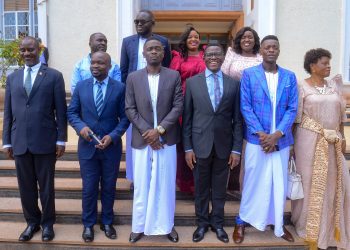 Katikkiro Mayiga asisinkanye Jose Chameleone, asabye abantu ebitone obitwala ng’ ema mirimu