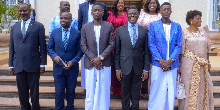 Katikkiro Mayiga asisinkanye Jose Chameleone, asabye abantu ebitone obitwala ng’ ema mirimu