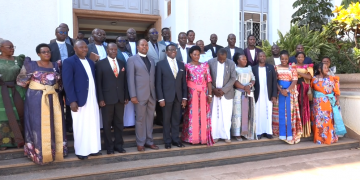 Omulabirizi w’e Mukono omuggya akiise embuga, Katikkiro asabye abakulisitaayo okumukwasizaako