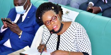 Minisita Namuganza addukidde mu kkooti okulemesa eby’okumuggyamu obwesige