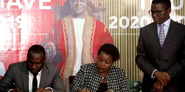 Katikkiro Charles Peter Mayiga asabye aba Airtel okugaziya obuvujirizi bwewa Buganda