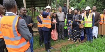 Owek. Mayiga atongozza ebyuma ebizikkiza omuliro mu Masiro g’e Kasubi