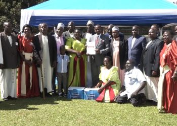Minisita Ssekabembe akubirizza abantu okukuuma ettaka lyabwe