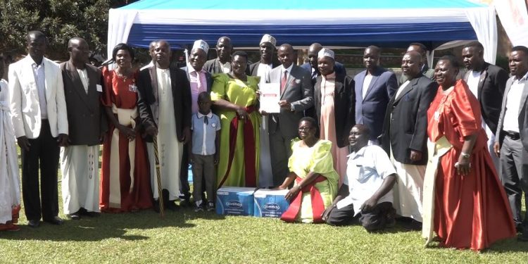 Minisita Ssekabembe akubirizza abantu okukuuma ettaka lyabwe