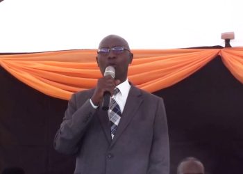 Owek. Kakomo akubirizza abantu ku bweggasi