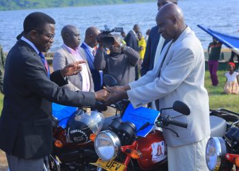 Katikkiro akwasizza abe Buvuma Amaato ne Pikipiki, asabye  abakulembeze okulambula abantu