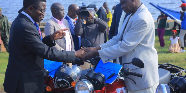 Katikkiro akwasizza abe Buvuma Amaato ne Pikipiki, asabye  abakulembeze okulambula abantu