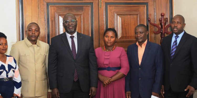 Owek. Waggwa Nsibirwa atongozza Olukiiko olugenda okusunsula abakulembeze ba CBS-PEWOSA mu Kyaddondo, abakuutidde ku bwerufu