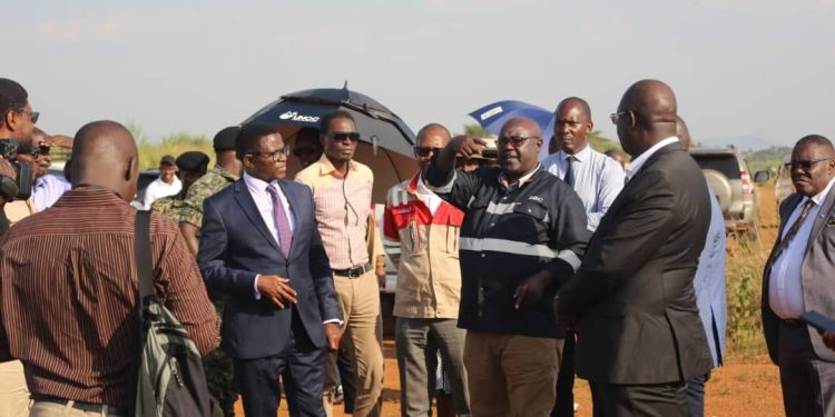 Katikkiro Mayiga agenyiwaddeko e Bunyoro, asabye amafuta geeyambisibwe nga gakyali ga bbeeyi