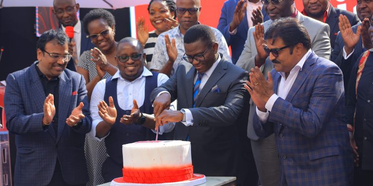 Katikkiro Mayiga asisinkanye abakulira Airtel,  abasabye okuteegera abantu bebakulembera