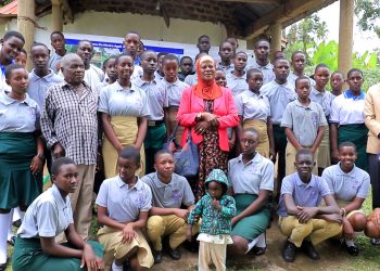 Minisita Mayanja Nkalubo akubiriza abasomesa  okuyigiriza abaana enkola ya Bulungibwansi