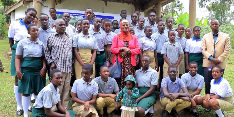 Minisita Mayanja Nkalubo akubiriza abasomesa okuyigiriza abaana enkola ya Bulungibwansi