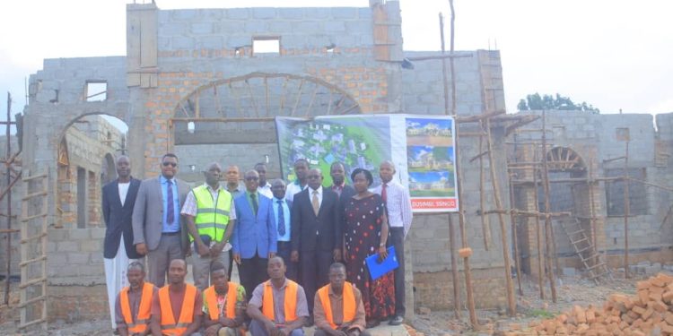 Minisita Kawuki atenderezza omutindo ogwoleseddwa mukuzimba eddwaliro lya Buganda e Ssingo