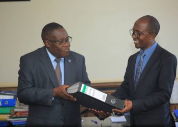 Owek. Christopher Bwanika awaddeyo woofiisi eri Minisita Kawuki