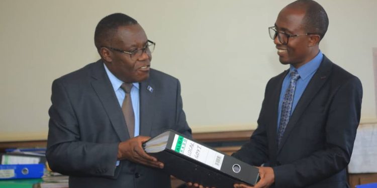 Owek. Christopher Bwanika awaddeyo woofiisi eri Minisita Kawuki
