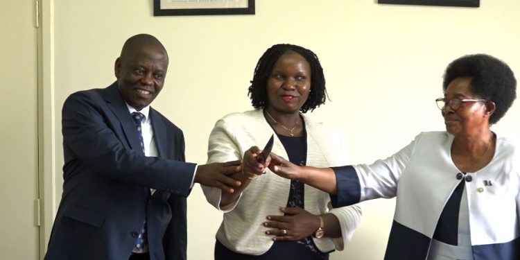 Owek. Nankindu awaddeyo woofiisi, yeebazizza Kabaka olw’okumufuula ow’enjawulo