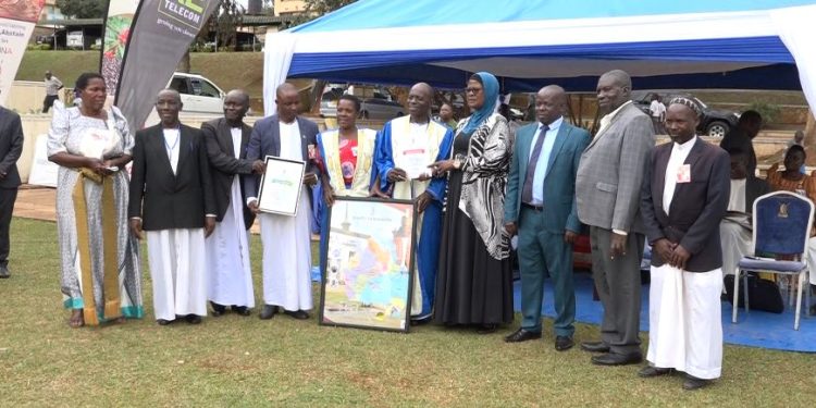 Minisita Mayanja Nkalubo akubirizza abantu okufuna ebiwandiiko ku bibanja n’ettaka okwetaasa ku bannakigwanyizi