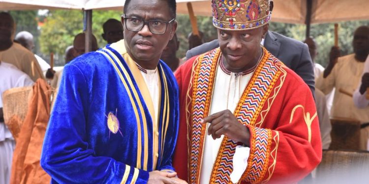 Ebifaananyi : Beene nga aggulawo Olukiiko olwa 31