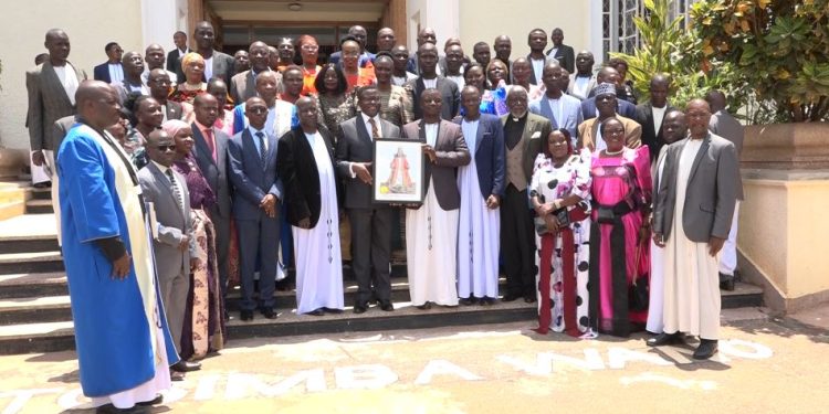 Katikkiro Mayiga asisinkanye Abasuubuzi, naalabula Gavumenti ku kubabinika omusolo