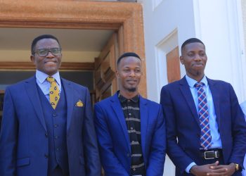 Owek. Mayiga asisinkanye abayimba ‘Ndyazange’ naasaba abantu okubeera abayiiya