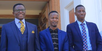 Owek. Mayiga asisinkanye abayimba ‘Ndyazange’ naasaba abantu okubeera abayiiya