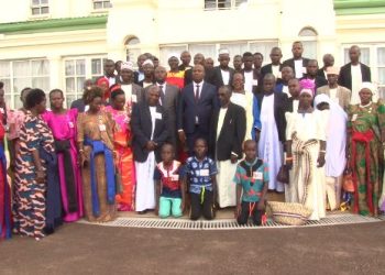 Abazadde basabiddwa okukuliza abaana mu nnono