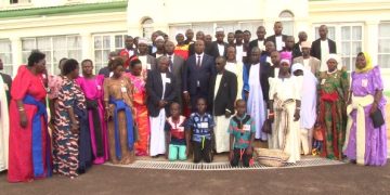 Abazadde basabiddwa okukuliza abaana mu nnono