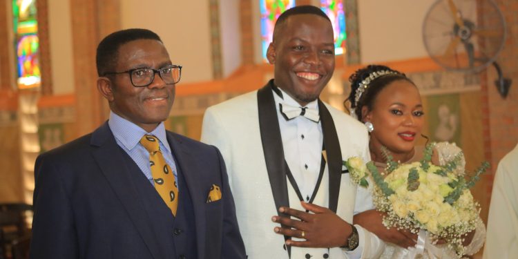 Katikkiro  akuutidde abavubuka ku bufumbo