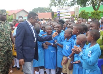 Katikkiro Mayiga asabye abantu okuyiiya beerwaneko okugoba obwavu
