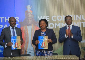 Aba Centenary Bank bazizza buggya omukago gwabwe ne Buganda,  Katikkiro Mayiga abeebazizza olw’obuvujjirizi