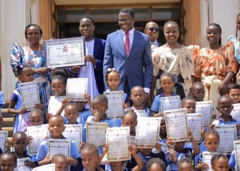 Katikkiro Mayiga alabudde abayizi ku bulabe obuli mukusaagira mu misomo