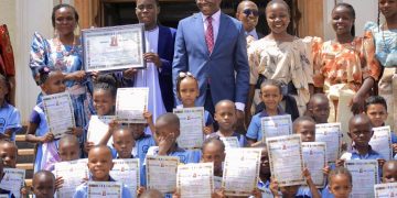 Katikkiro Mayiga alabudde abayizi ku bulabe obuli mukusaagira mu misomo