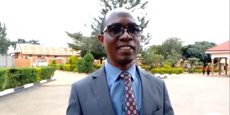 Owek. Kawuki alabudde abayizi ku kukoppa