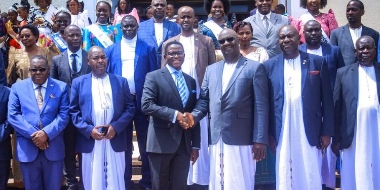 Katikkiro Mayiga asisinkanye Omuhikirwa wa Bunyoro, agamba nti ebigatta Buganda ne Bunyoro bingi