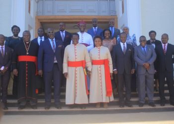 Omulabirizi w’e Namirembe Omuggya , Rev. Bbanja asisinkanye Katikkiro, amwanjulidde obuvunaanyizibwa obwamukwasiddwa