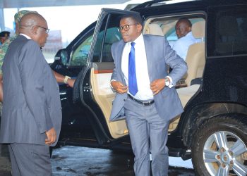 Katikkiro Mayiga agenze Zimbabwe mu lukung’aana lw’okulwanyisa Mukenenya, naalabula abavubuka abamala gatabaala