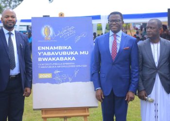 Katikkiro Mayiga atabukidde abavubuka abalowooleza mu kubawa nebalemwa okukola, abalala abasabye okwekuuma Mukenenya