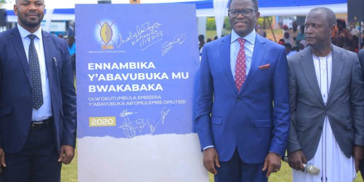 Katikkiro Mayiga atabukidde abavubuka abalowooleza mu kubawa nebalemwa okukola, abalala abasabye okwekuuma Mukenenya