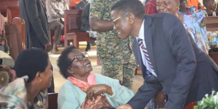 Katikkiro Mayiga akubirizza abantu okwekebezza endwadde nga bukyali bamanye bwebayimiridde