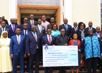 Katikkiro Mayiga asabye abantu okusoosowaza obulamu bwabwe,  akwasizza aba Nkozi Hospital obukadde 172 ziyambeko okuzimba eddwaliro