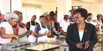 Minisita Kikomeko asabye Abavubuka okweyuna amasomo g’ebyemikono amampimpi