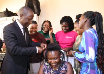 Minisita Sserwanga alambudde abasoma ebyemikono ebimpimpi