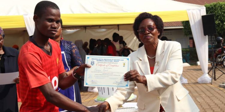 Owek. Cotilda Nakate Kikomeko aggaddewo olusoma lw’ebyemikono ebimpimpi ku  Buganda Royal Institute