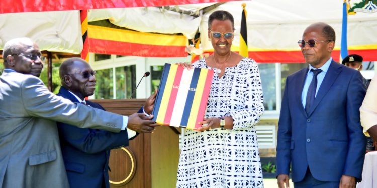 Ebya Siniya ey’Omukaaga bifulumye, abayizi bayitidde waggulu