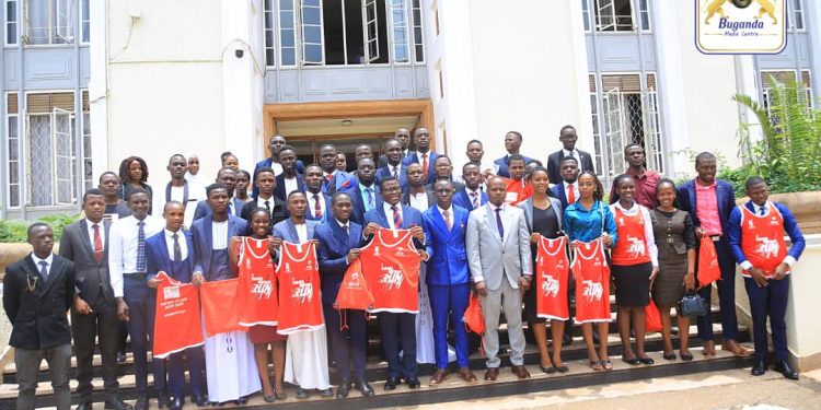 Owek. Mayiga akuutidde abavubuka okunyweza Obuntubulamu