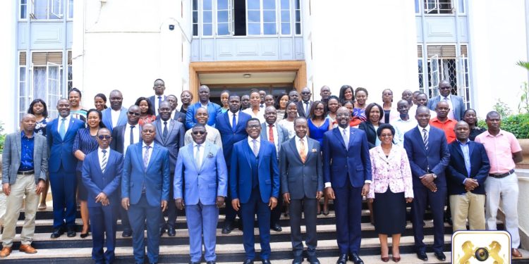 Katikkiro Mayiga asabye abakozi bulijjo okufuna ennyingiza egatta ku musaala