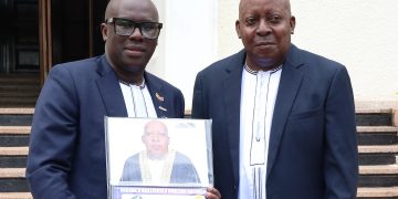 Ba Ganda Boys Basisinkanye Abataka Abakulu Ab’ Obusolya, beebaziddwa olw’okutumbula Oluganda