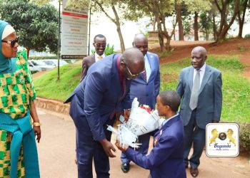 Katikkiro Mayiga akubirizza abantu okusimba emiti bataase  Obutonde