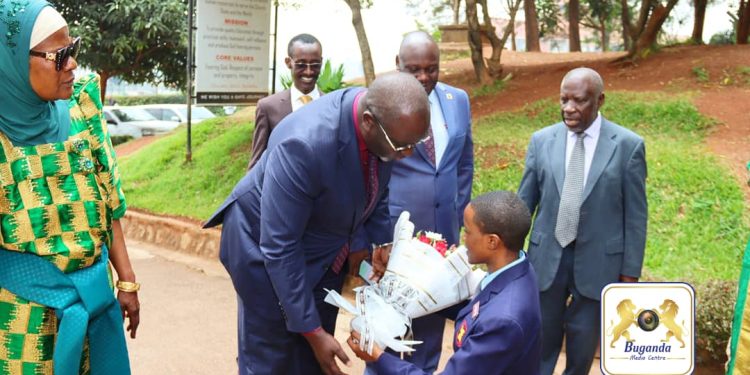 Katikkiro Mayiga akubirizza abantu okusimba emiti bataase  Obutonde